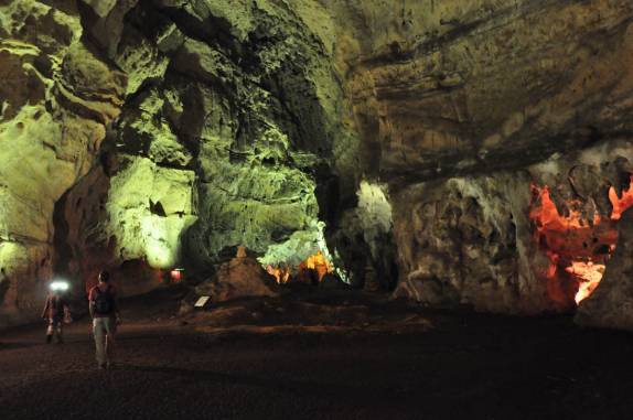 Caminhando pela caverna de Lol-Tun, no Yucatán, no sul do México